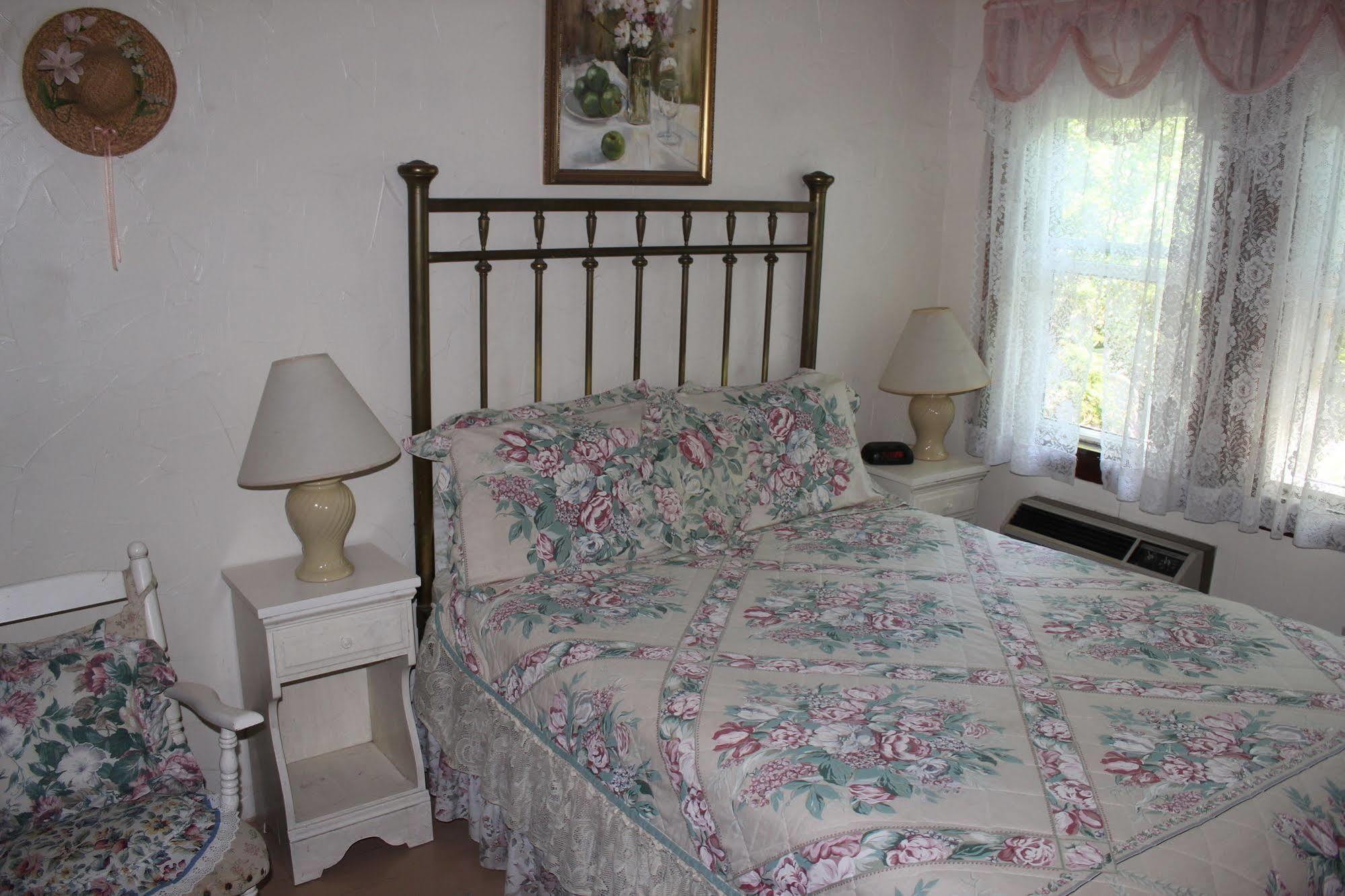 היאניס פורט Sea Breeze Inn מראה חיצוני תמונה